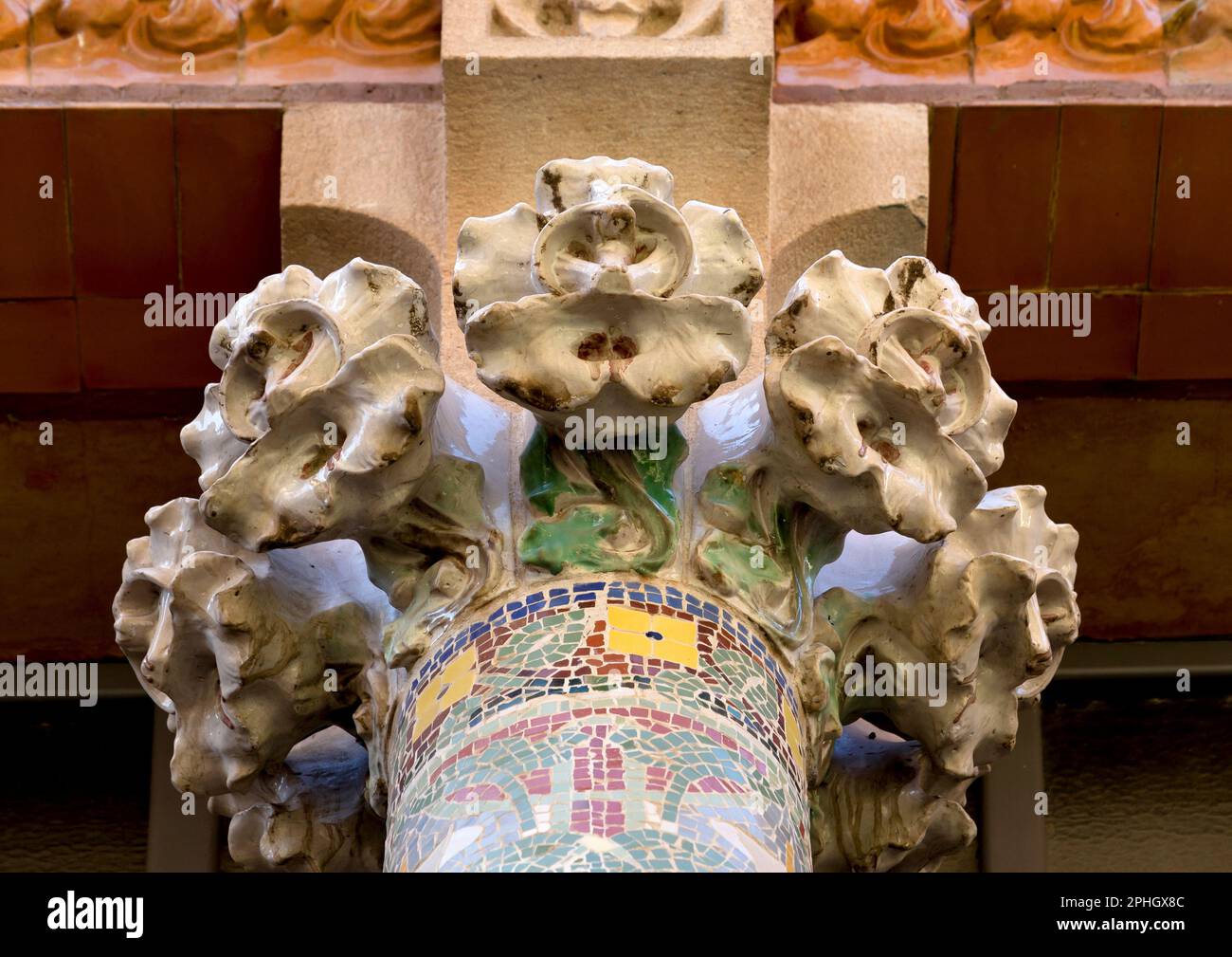 Tourné en couleur et en noir et blanc sur la façade de ce bâtiment historique représentant un caractère, un animal ou une fleur. Situé à Barcelone Banque D'Images