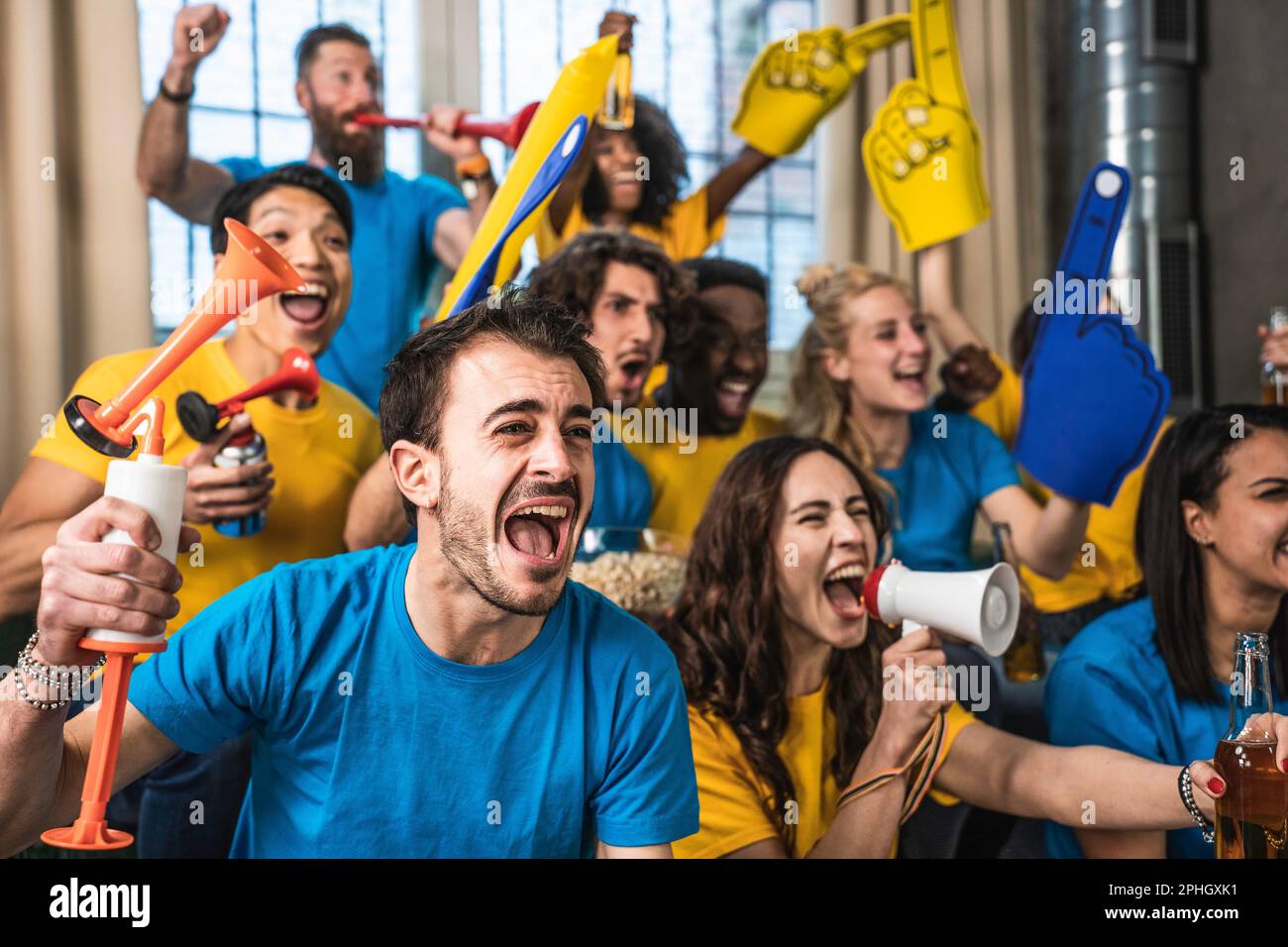 Multiracial joyeux fans de sport regardant un match à la télévision à la maison - supporters s'amusant sur le canapé pour un événement de compétition à la télévision - amis célébrant la victoire wh Banque D'Images
