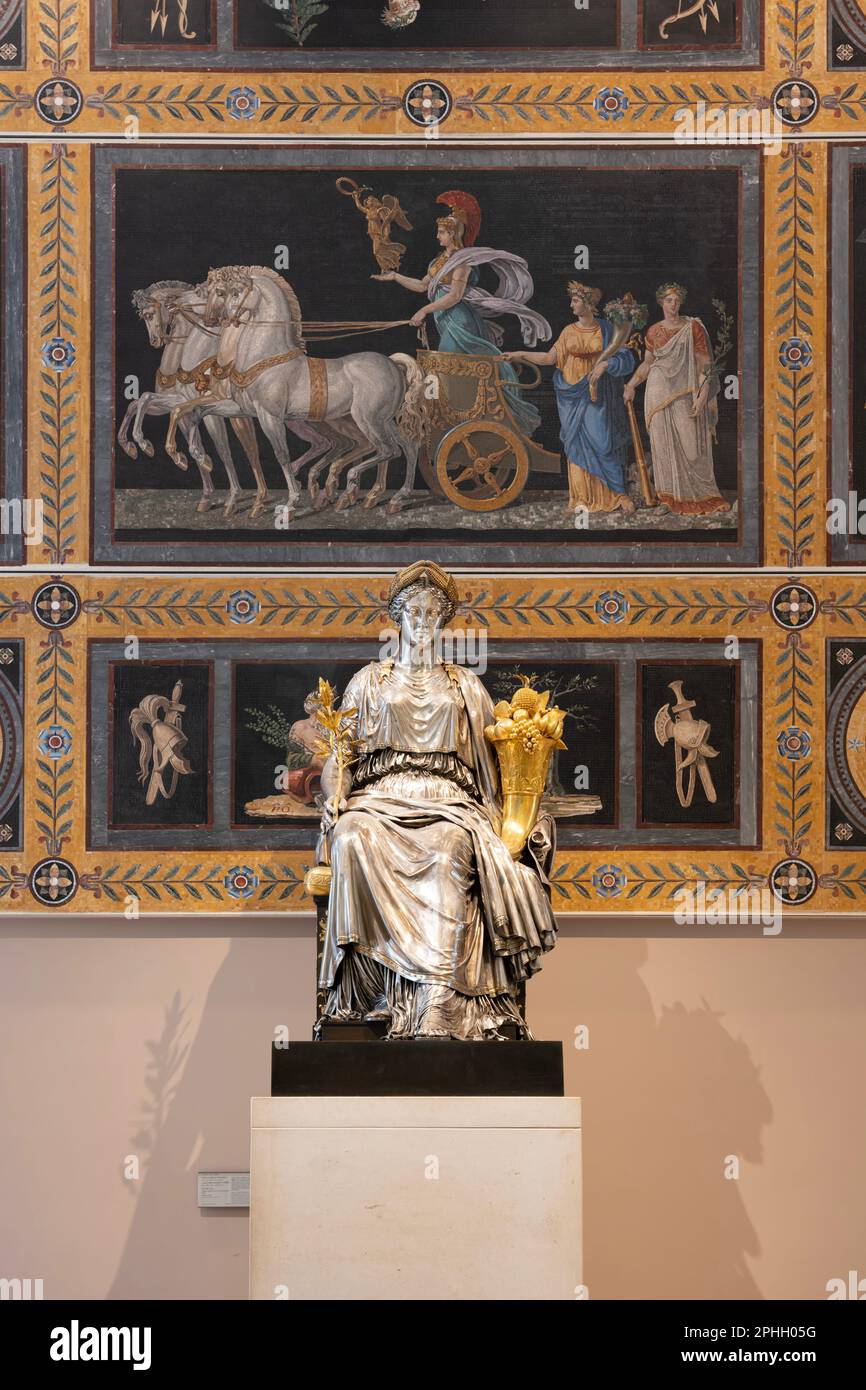 Paris, France - 02 19 2023 : Musée du Louvre. Sculpture de paix par Antoine-Denis Chaudet Banque D'Images