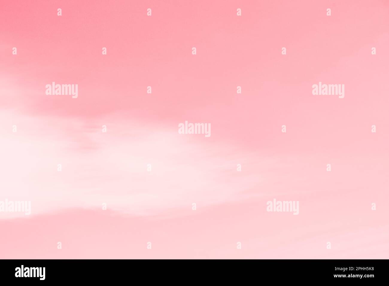 Ciel rose avec nuage de cirrus blanc, fond de ciel doux et délicat Banque D'Images