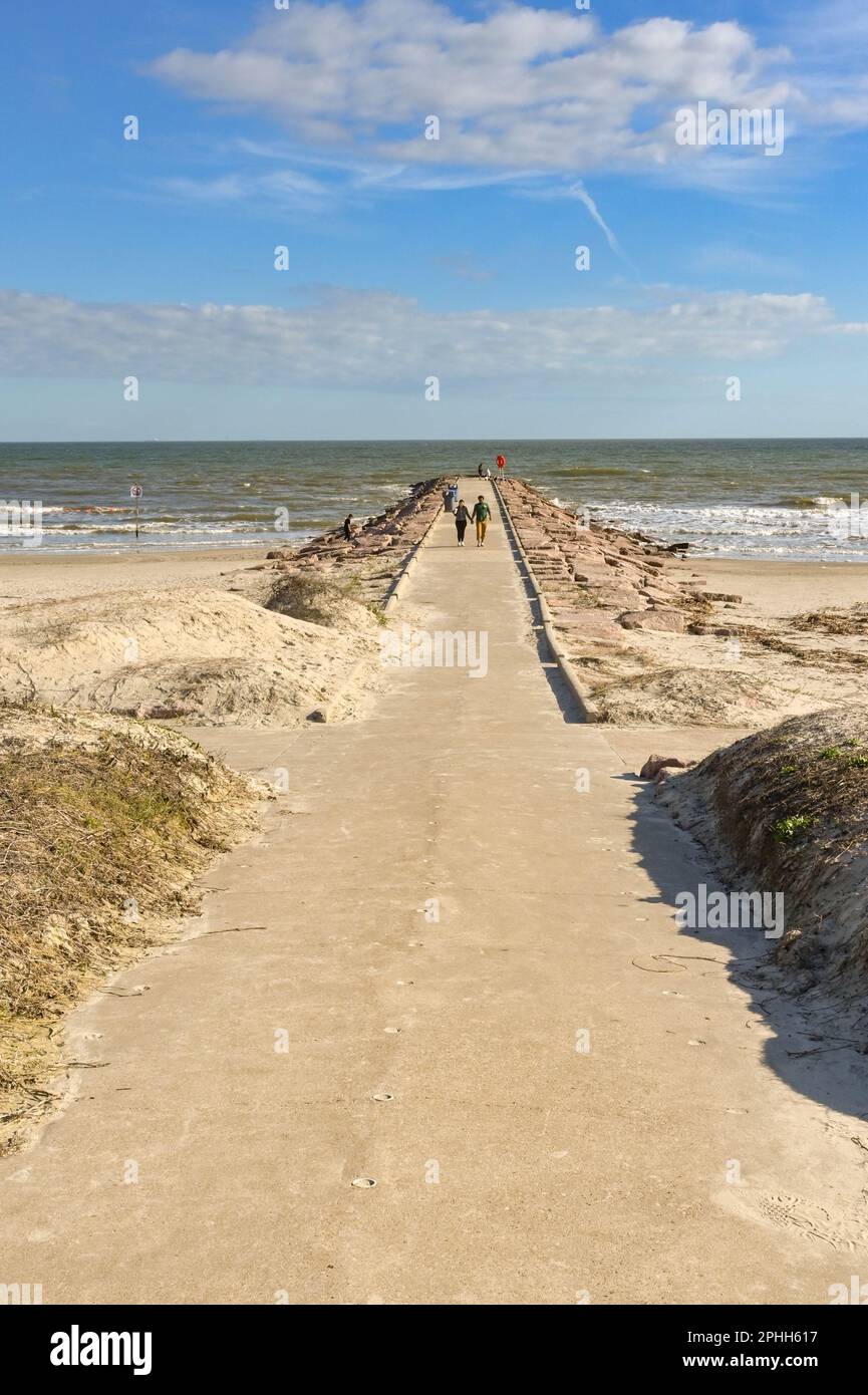 Galveston, Texas, États-Unis - février 2023 : personnes marchant sur un sentier en mer depuis le front de mer de la ville Banque D'Images