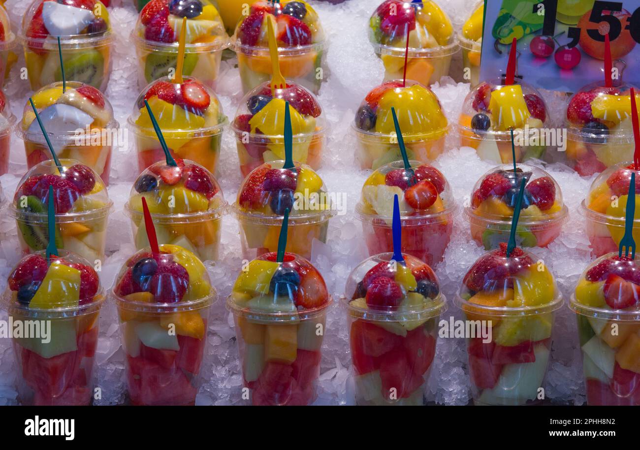 Morceaux de fruits frais en vente sur le marché la Boqueria à Barcelone, Espagne Banque D'Images