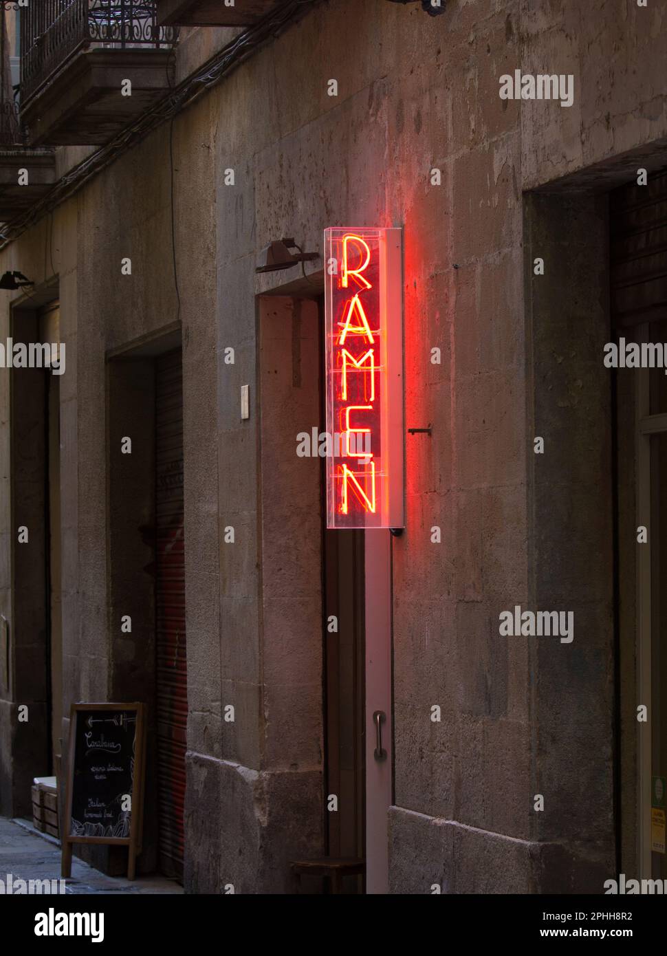 Restaurant ramen ou magasin d'alimentation à Barcelone, Espagne. Banque D'Images