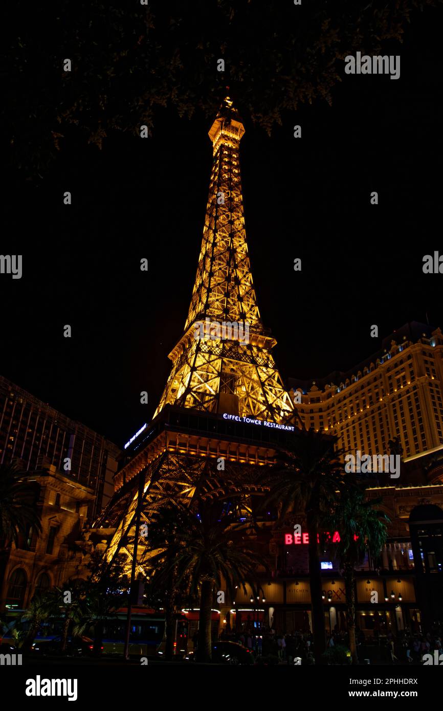 Vue nocturne du restaurant de la Tour Eiffel à côté de l'hôtel et casino de Paris à Las Vegas, Nevada, États-Unis Banque D'Images
