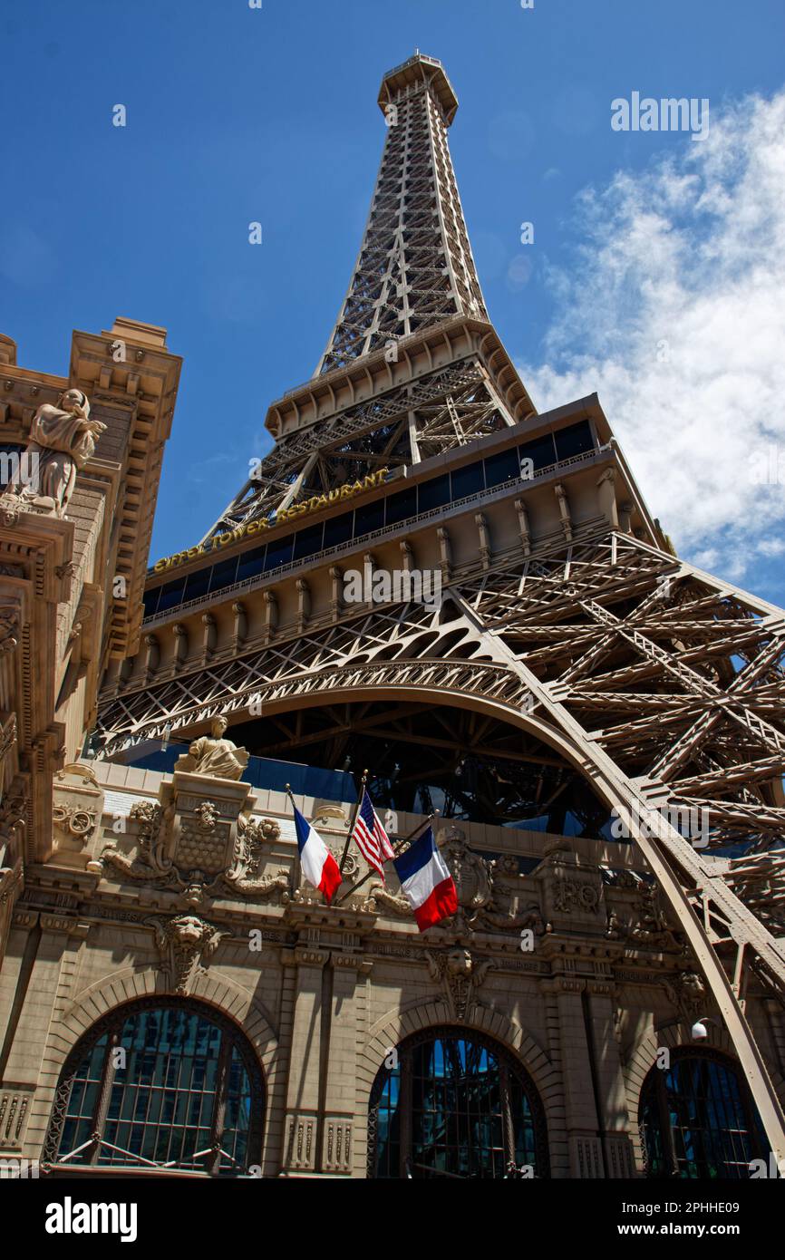 Le restaurant de la Tour Eiffel à côté de l'hôtel et casino de Paris à Las Vegas, Nevada, États-Unis Banque D'Images