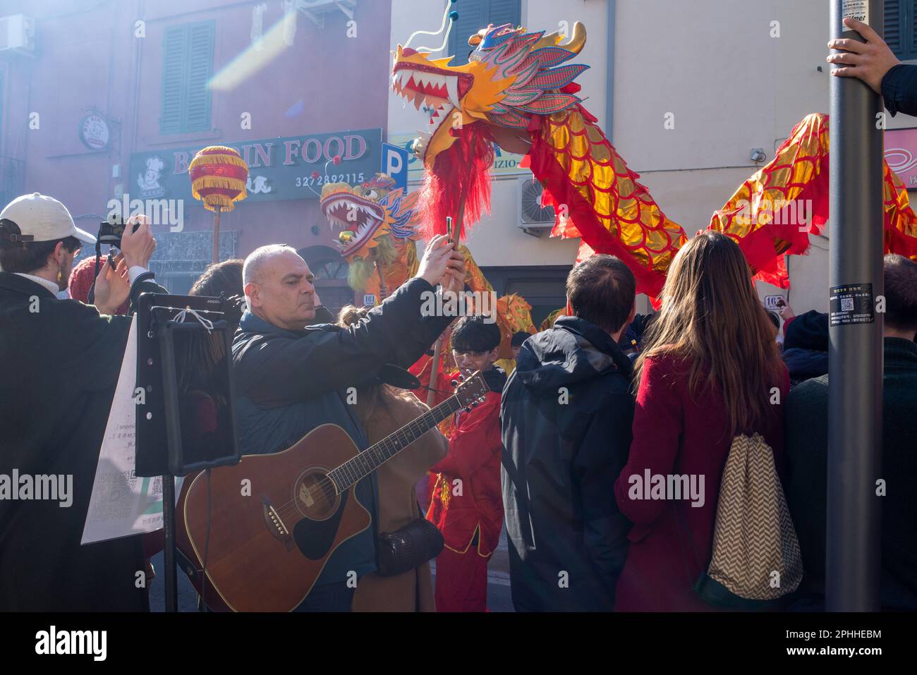 Célébrations du nouvel an chinois à Prato de l'une des plus grandes communautés chinoises d'Italie avec parade et spectacles pour l'année du lapin Banque D'Images