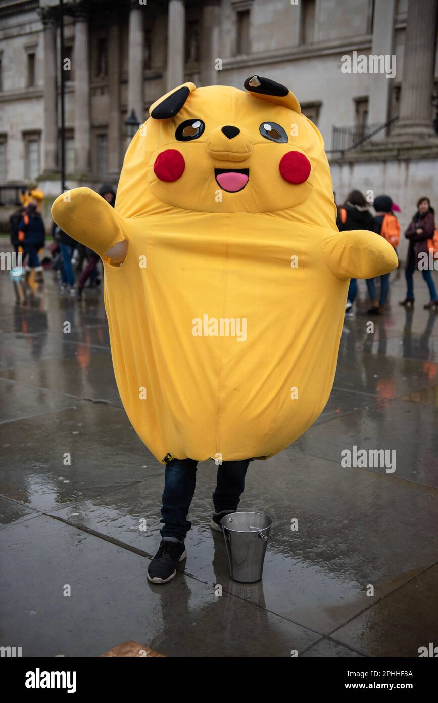 Personne vêtue d'une tenue Pikachu près de Trafalgar Square, Londres Banque D'Images
