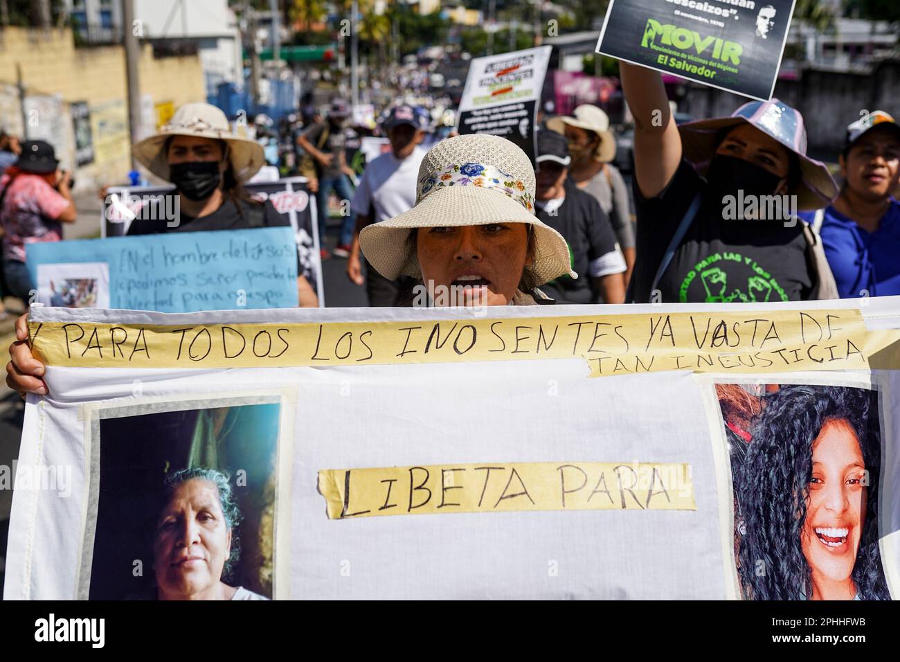 San Salvador, El Salvador. 28th mars 2023. Un manifestant tient une bannière avec des portraits de parents emprisonnés tout en scandant des slogans lors d'une manifestation contre l'état d'urgence placé par le président Nayib Bukele. Le gouvernement salvadorien a mis en place un état d'urgence d'un an pour lutter contre les gangs, laissant plus de 66 000 prisonniers emprisonnés. Les organisations de défense des droits de l'homme prétendent que jusqu'à 10% des Salvadoriens emprisonnés pourraient être injustement emprisonnés. (Photo de Camilo Freedman/SOPA Images/Sipa USA) crédit: SIPA USA/Alay Live News Banque D'Images