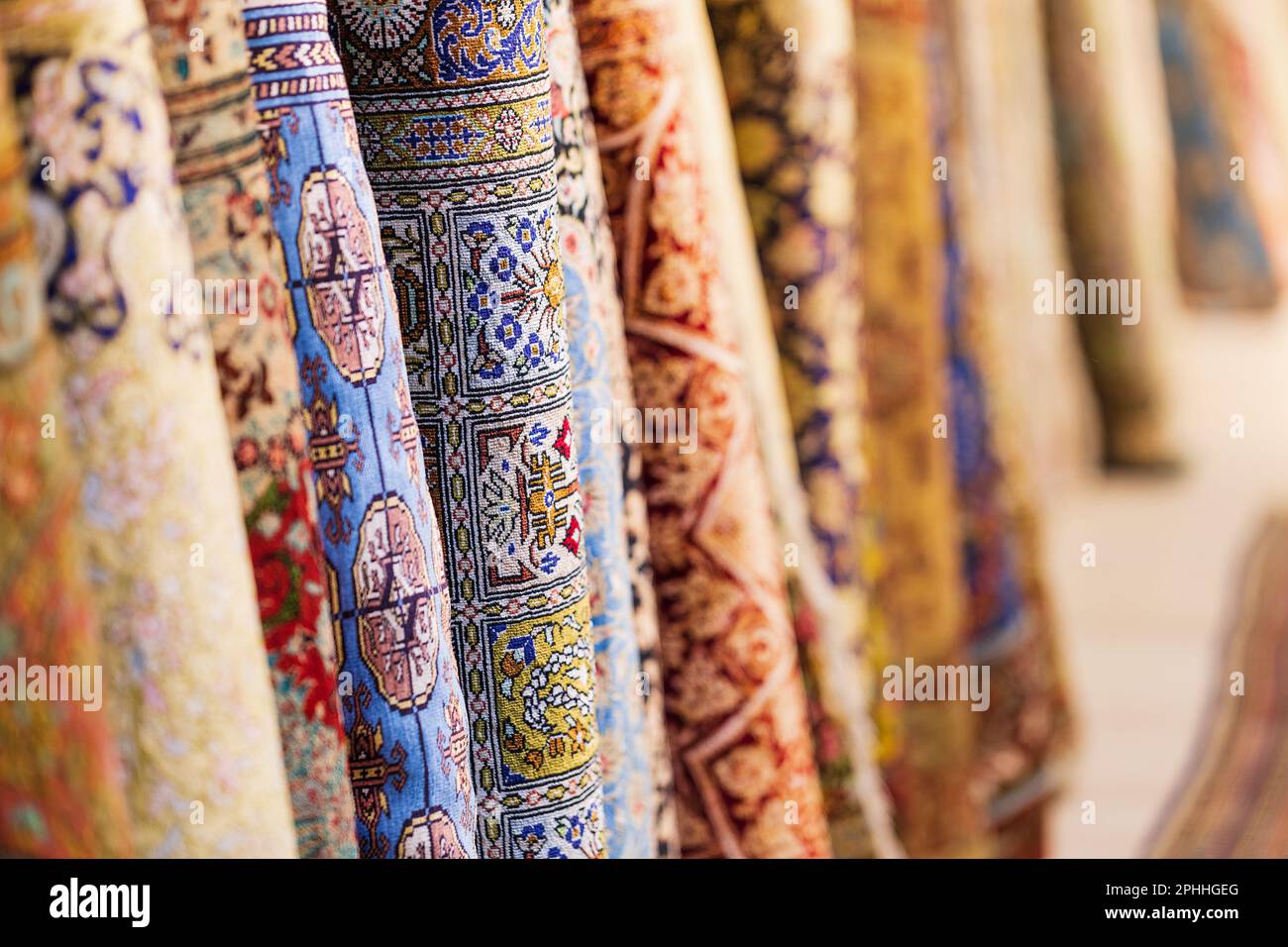 Tapis colorés dans la boutique de soie , Samarkand , Ouzbékistan. , Champ f faible profondeur, espace de copie Banque D'Images