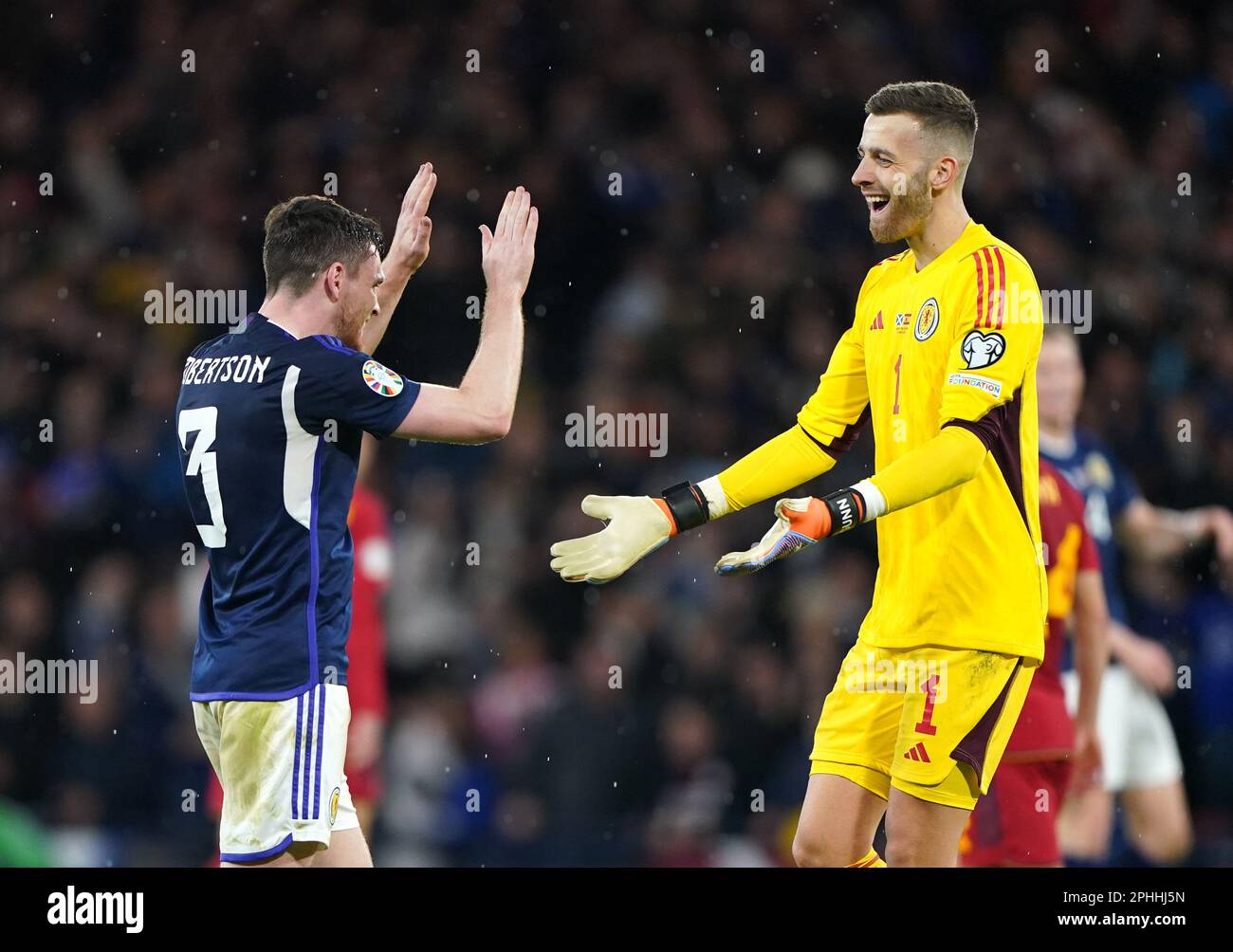 Andrew Robertson, en Écosse, accueille le gardien de but Angus Gunn à l'issue du match a du groupe de qualification à l'Euro 2024 de l'UEFA à Hampden Park, à Glasgow. Date de la photo: Mardi 28 mars 2023. Banque D'Images