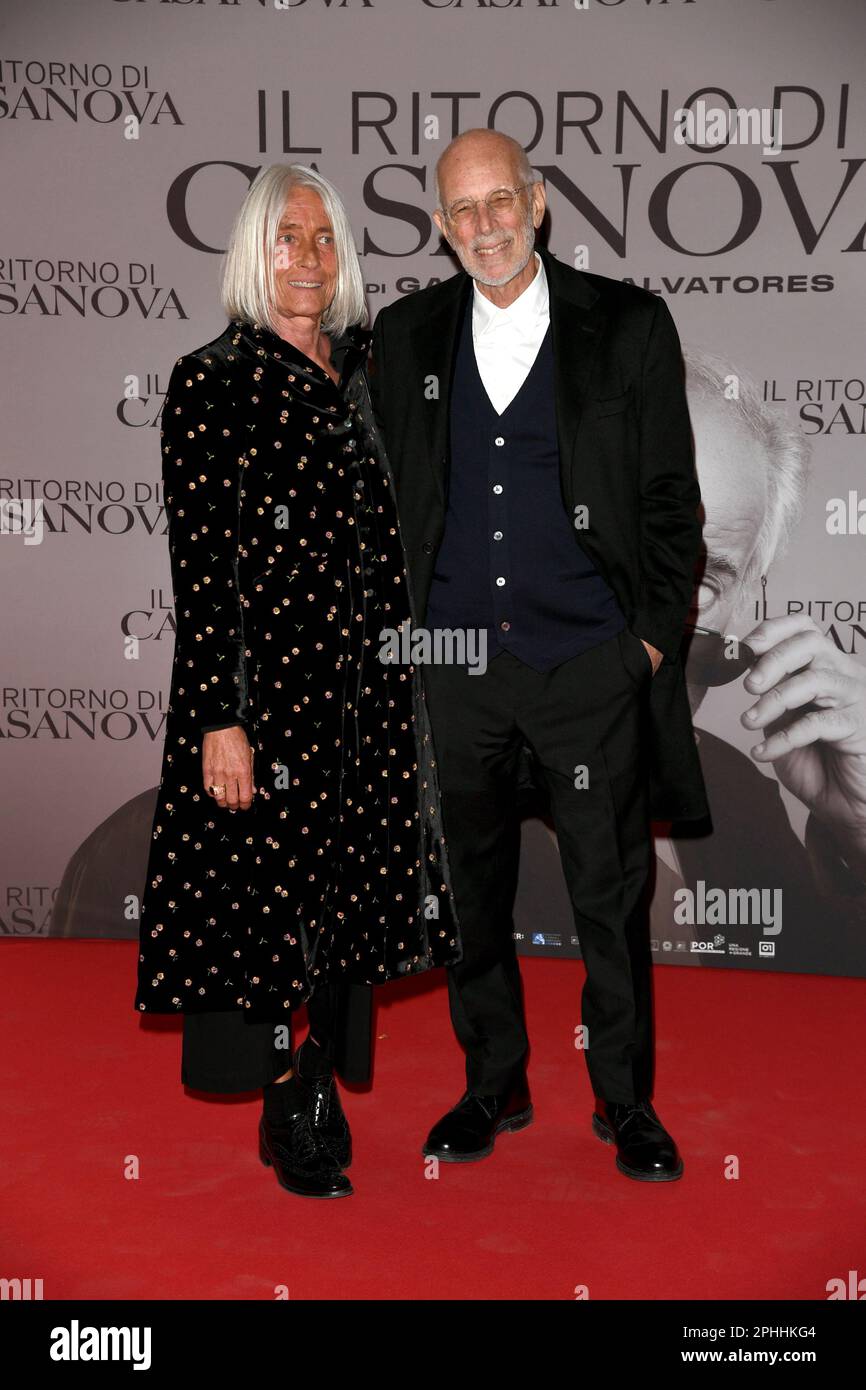 Milan, Italie. 28th mars 2023. Milan - première du film "le retour de Casanova" - Gabriele Salvatores avec sa femme Rita Rabassini crédit: Agence de photo indépendante/Alamy Live News Banque D'Images