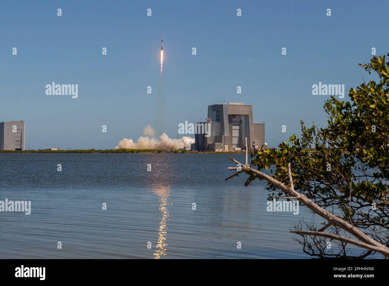 Cape Canaveral, États-Unis d'Amérique. 24 mars 2023. Une fusée SpaceX Falcon 9 transportant la mission Starlink 5-5 est lancée depuis le complexe de lancement 40 au Centre spatial Kennedy, à 24 mars 2023, à Cape Canaveral, en Floride. La fusée a réussi à mettre en orbite 56 satellites Starlink v1,5. Credit: Joshua Conti/US Space Force/Alay Live News Banque D'Images