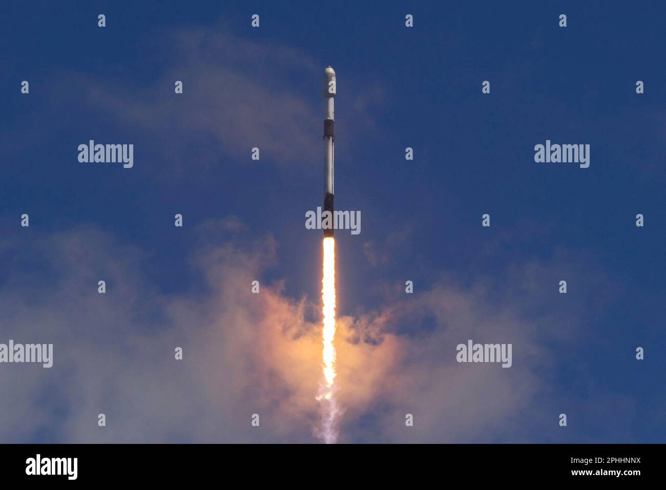 Cape Canaveral, États-Unis d'Amérique. 24 mars 2023. Une fusée SpaceX Falcon 9 transportant la mission Starlink 5-5 est lancée depuis le complexe de lancement 40 au Centre spatial Kennedy, à 24 mars 2023, à Cape Canaveral, en Floride. La fusée a réussi à mettre en orbite 56 satellites Starlink v1,5. Credit: Joshua Conti/US Space Force/Alay Live News Banque D'Images
