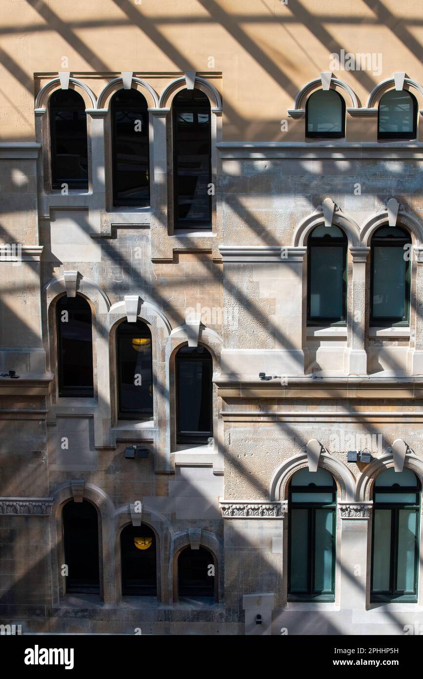 Vue sur les fenêtres intérieures de l'hôtel Fullerton situé dans l'ancien bureau de poste général de Sydney (GPO) en Nouvelle-Galles du Sud, en Australie Banque D'Images