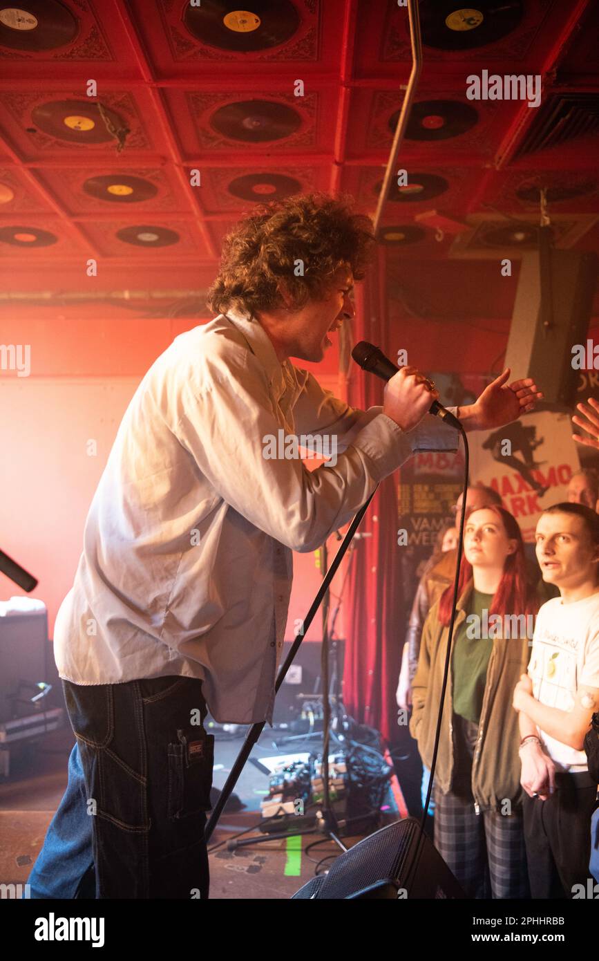 Groupe post-punk britannique de Londres, honte, se produit en direct à Molotow, un petit club à Hambourg, en Allemagne Banque D'Images