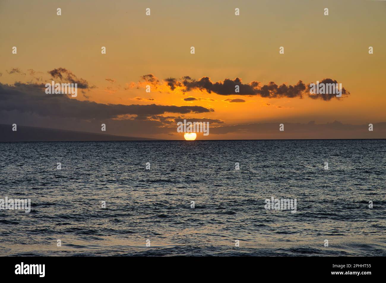 Coucher de soleil à l'horizon d'une toile de fond sur l'océan. Banque D'Images