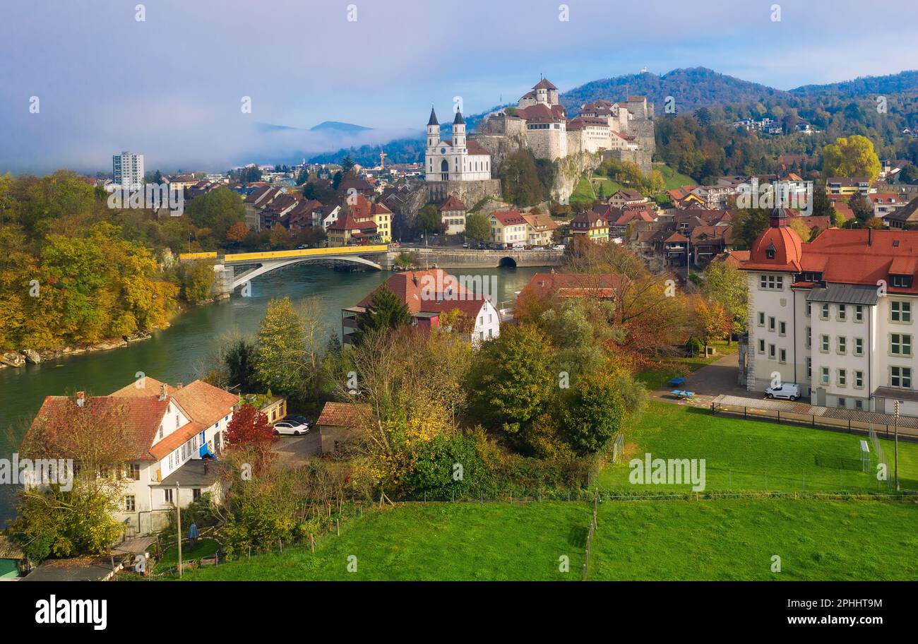 La vieille ville historique d'Aarburg et le château d'Aarburg sur la rivière Aare dans le canton d'Argau, en Suisse. Le château d'Aarburg est l'un des plus grands châteaux de Suisse. Banque D'Images