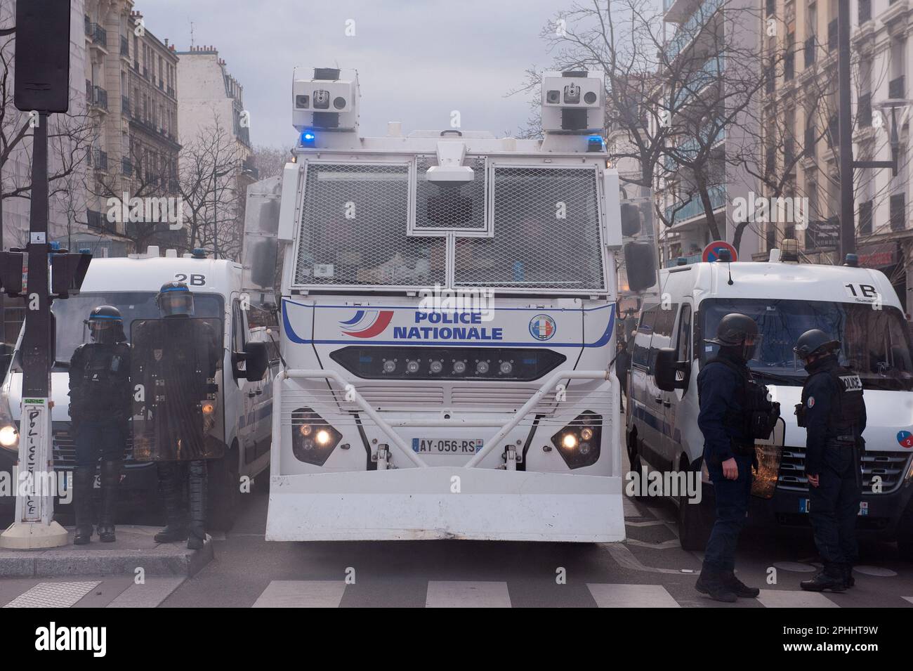 Paris, France, 28/03/2023, manifestation parisienne de 28 mars contre la réforme des retraites - 28/3/2023 - France / Paris / Paris - en cette dixième journée de manifestation contre la réforme des retraites, la procession intersyndicale a défilé entre la République et la Nation.Credit: Laurent Pailler / le Pictorium / Alay Live News Banque D'Images