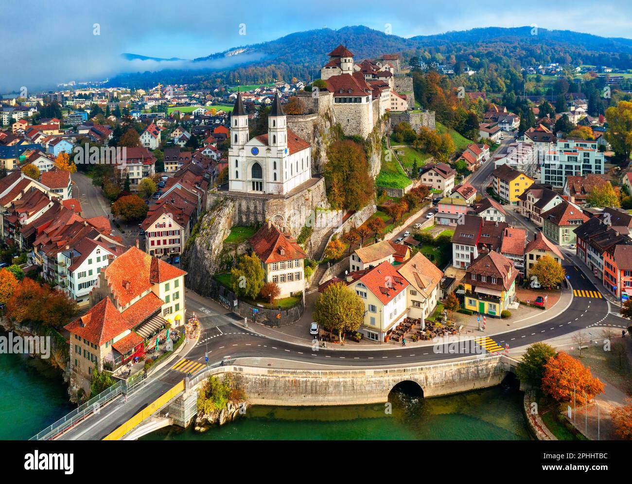 La vieille ville historique d'Aarburg et le château d'Aarburg sur la rivière Aare dans le canton d'Argau, en Suisse. Le château d'Aarburg est l'un des plus grands châteaux de Suisse. Banque D'Images