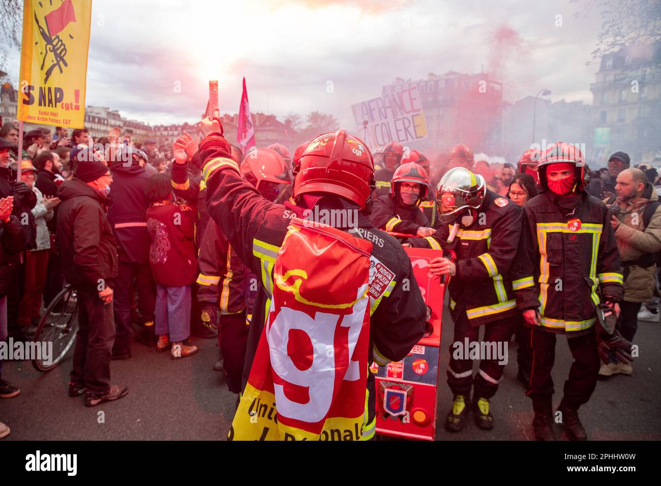 PARIS, France. 28th mars 2023. Manifestations de masse à Paris sur la réforme des retraites. Le président Macron veut présenter un projet de loi qui fera passer l'âge de la retraite de 62 à 64 ans. Crédit : Lucy North/Alamy Live News Banque D'Images