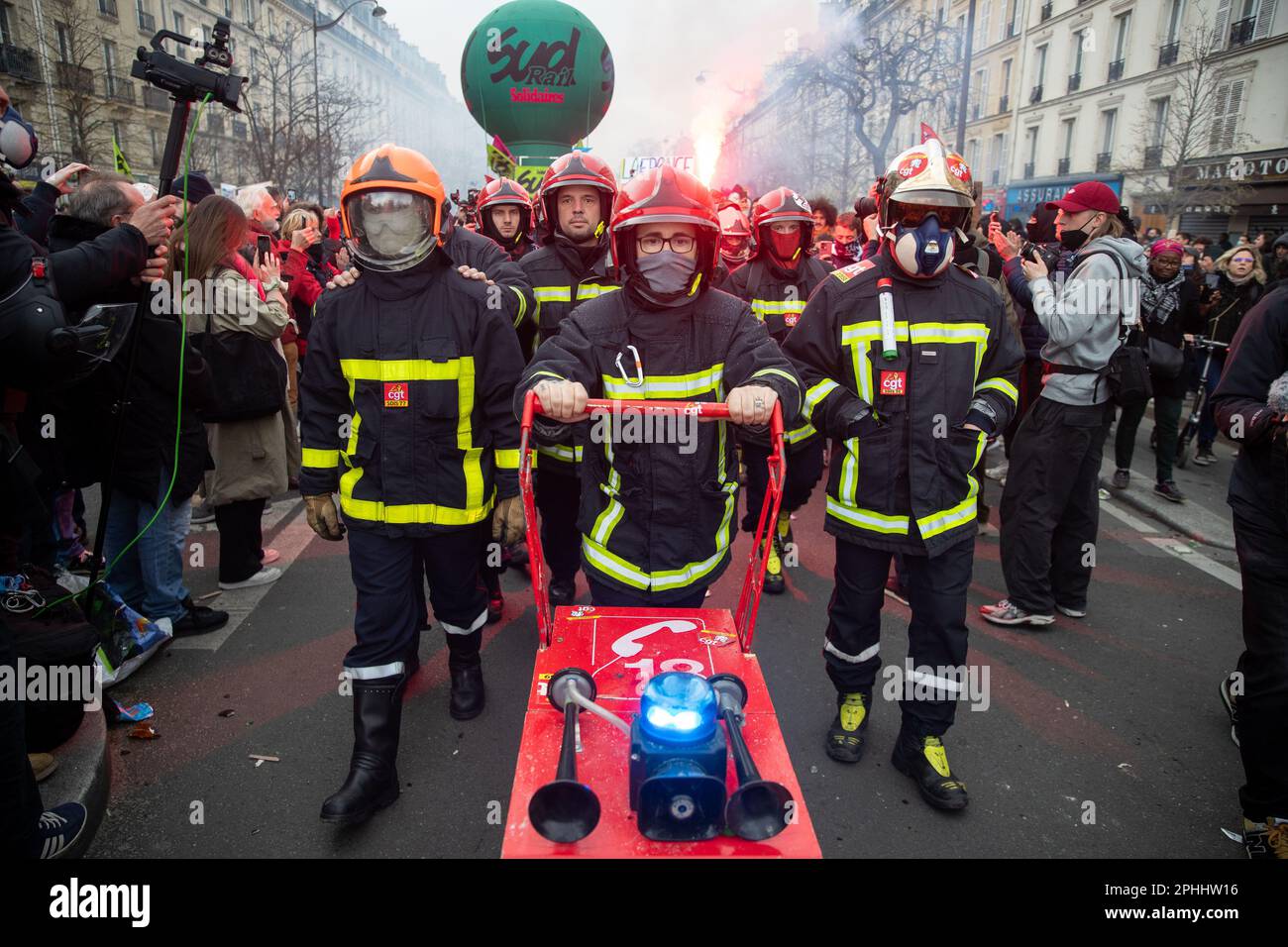 PARIS, France. 28th mars 2023. Manifestations de masse à Paris sur la réforme des retraites. Le président Macron veut présenter un projet de loi qui fera passer l'âge de la retraite de 62 à 64 ans. Crédit : Lucy North/Alamy Live News Banque D'Images