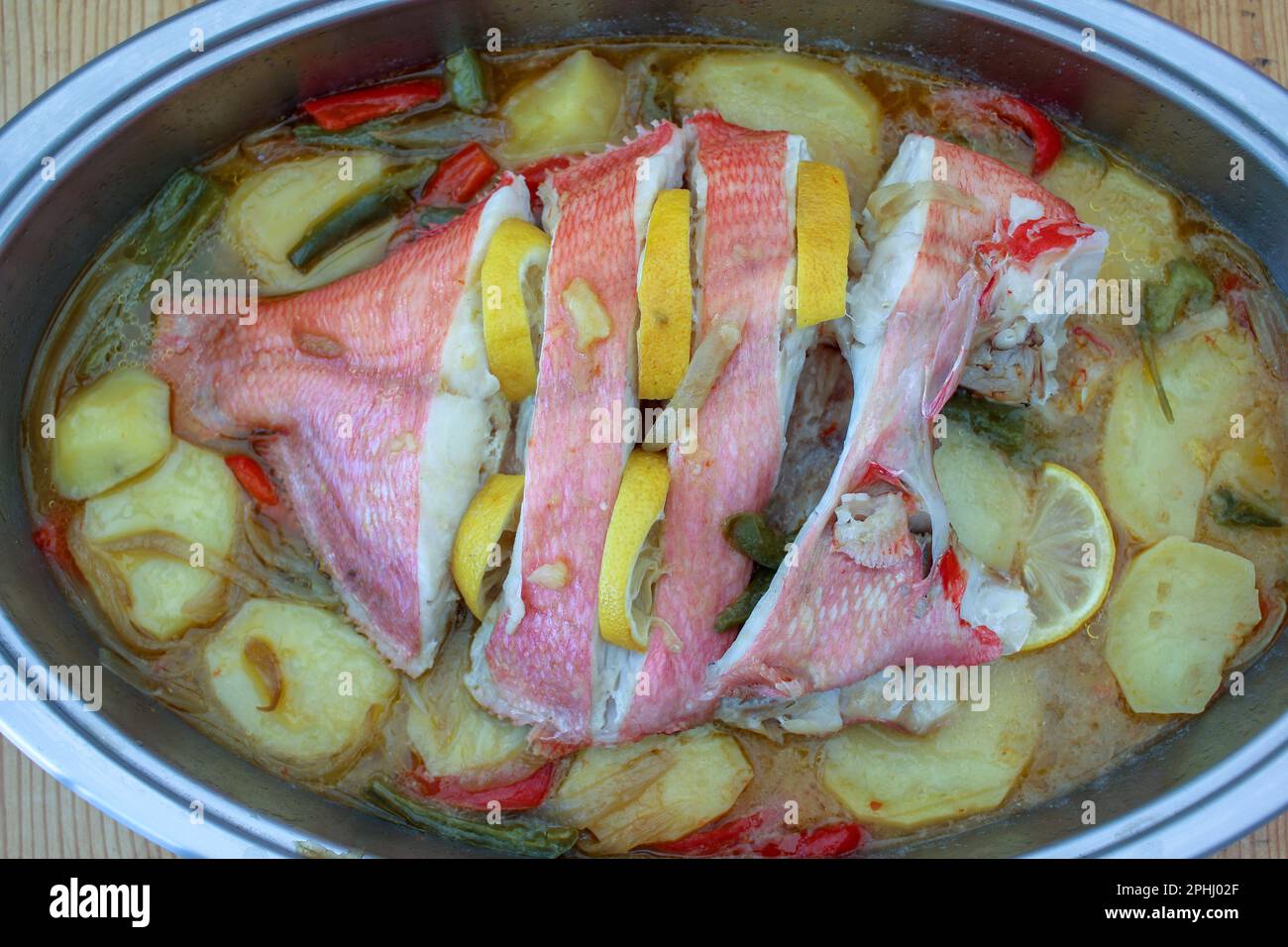 dorade rouge avec pommes de terre, légumes et citron Banque D'Images