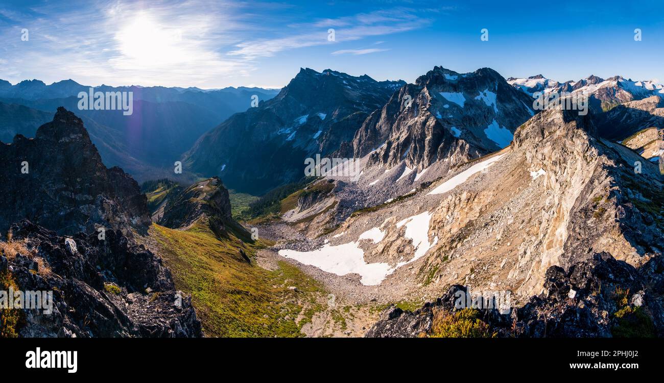 Vue panoramique sur Buck Mountain et Entiat Mountains au-dessus de Bucks Creek. Glacier Peak Wilderness, Washington. Banque D'Images