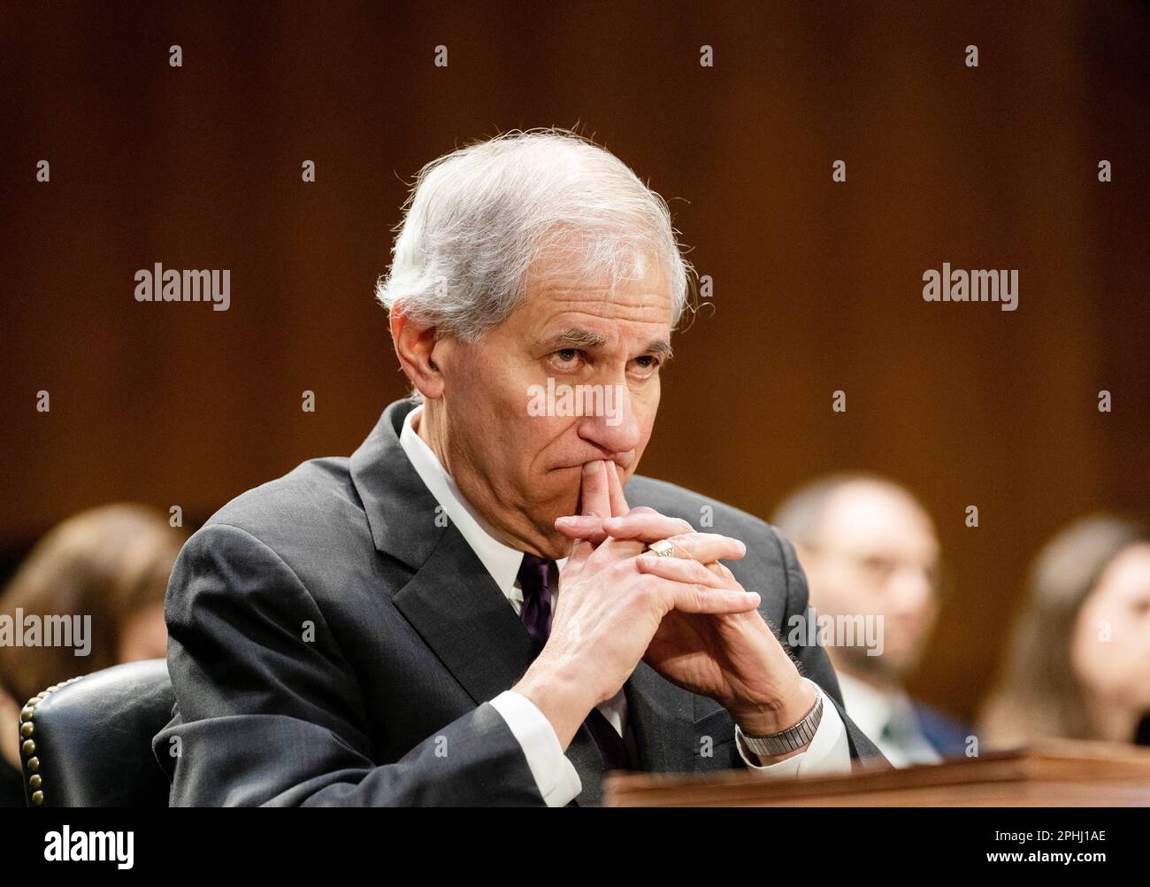 Washington, États-Unis. 28th mars 2023. Martin Gruenberg, président de la Federal Deposit Insurance Corporation, assiste à une audience du Comité sénatorial des banques, du logement et des affaires urbaines sur les « récentes faillites bancaires et la réponse réglementaire fédérale » à Capitol Hill à Washington, DC, aux États-Unis, sur 28 mars 2023. Credit: Liu Jie/Xinhua/Alay Live News Banque D'Images