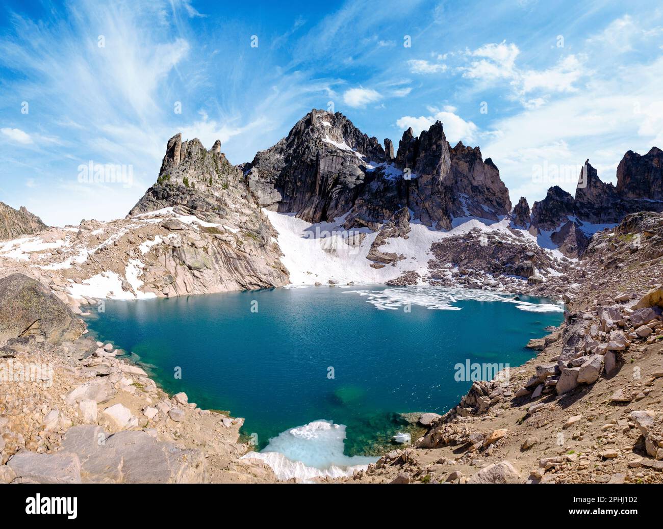 Une vue panoramique d'un temple de montagne et d'un lac alpin au cœur de la chaîne de montagnes Sawtooth. Stanley, Idaho Banque D'Images