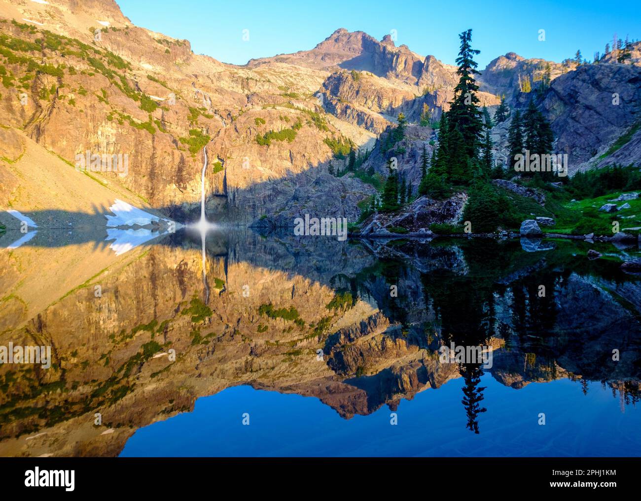 Une chute d'eau, un lac alpin et un sommet de montagne près du Pacific Crest Trail. Cascade Mountain Range, Washington. Banque D'Images