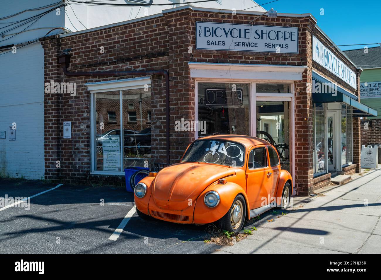 Old Volkswagen Beetle dans une boutique de vélos dans le centre-ville de Charleston, Caroline du Sud, Etats-Unis. Banque D'Images