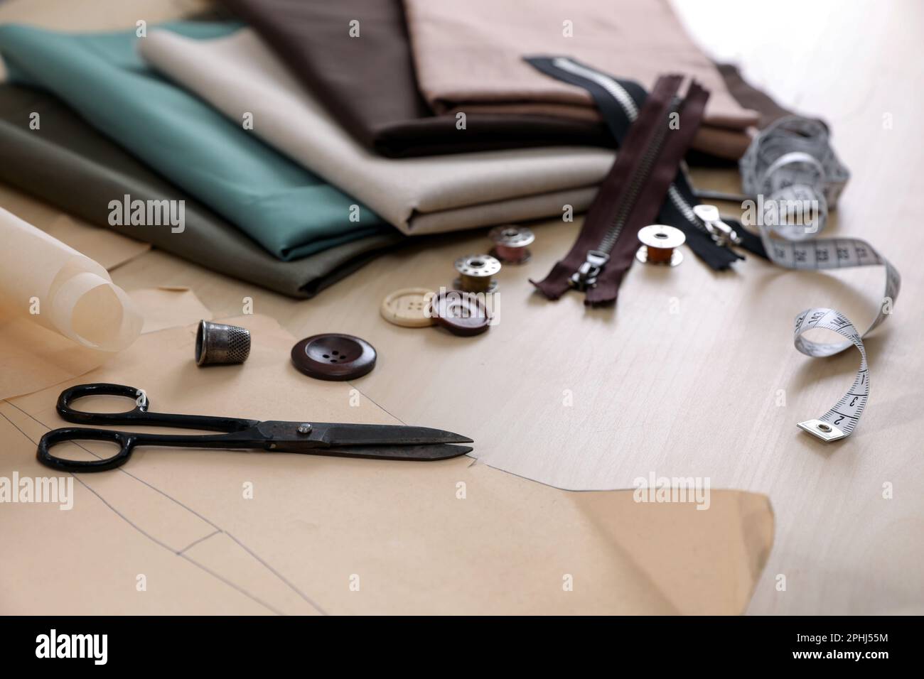 Ensemble de fournitures et accessoires de couture avec tissu sur table en  bois Photo Stock - Alamy
