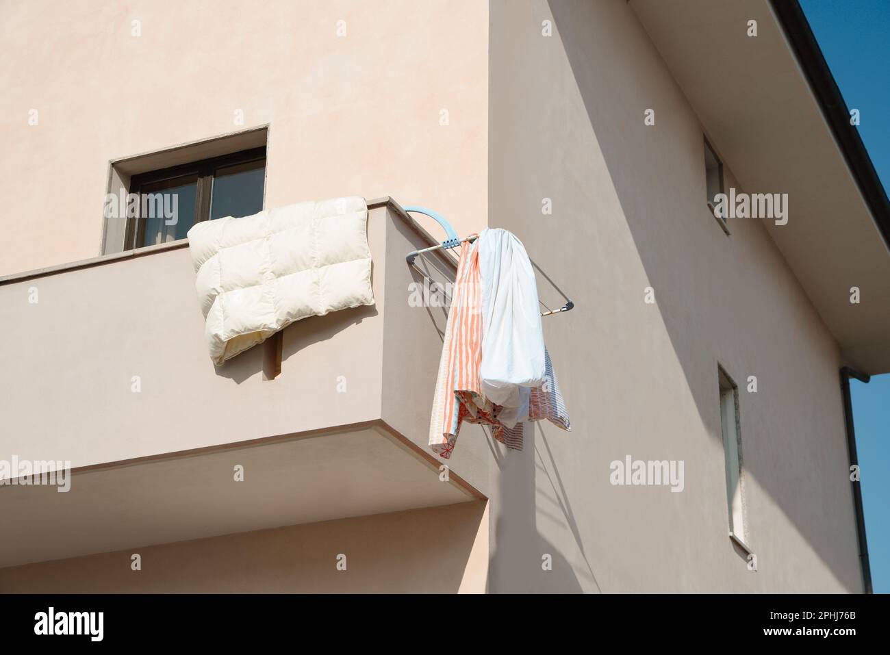 Balcon avec sèche-linge par temps ensoleillé, vue en angle bas Banque D'Images