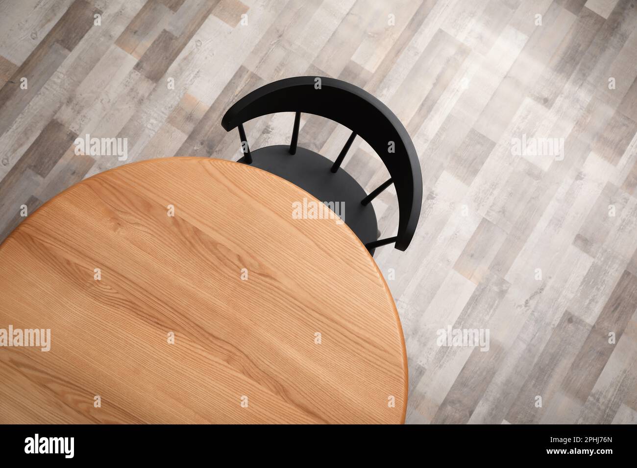 Table ronde en bois et chaise noire à l'intérieur, vue du dessus Banque D'Images