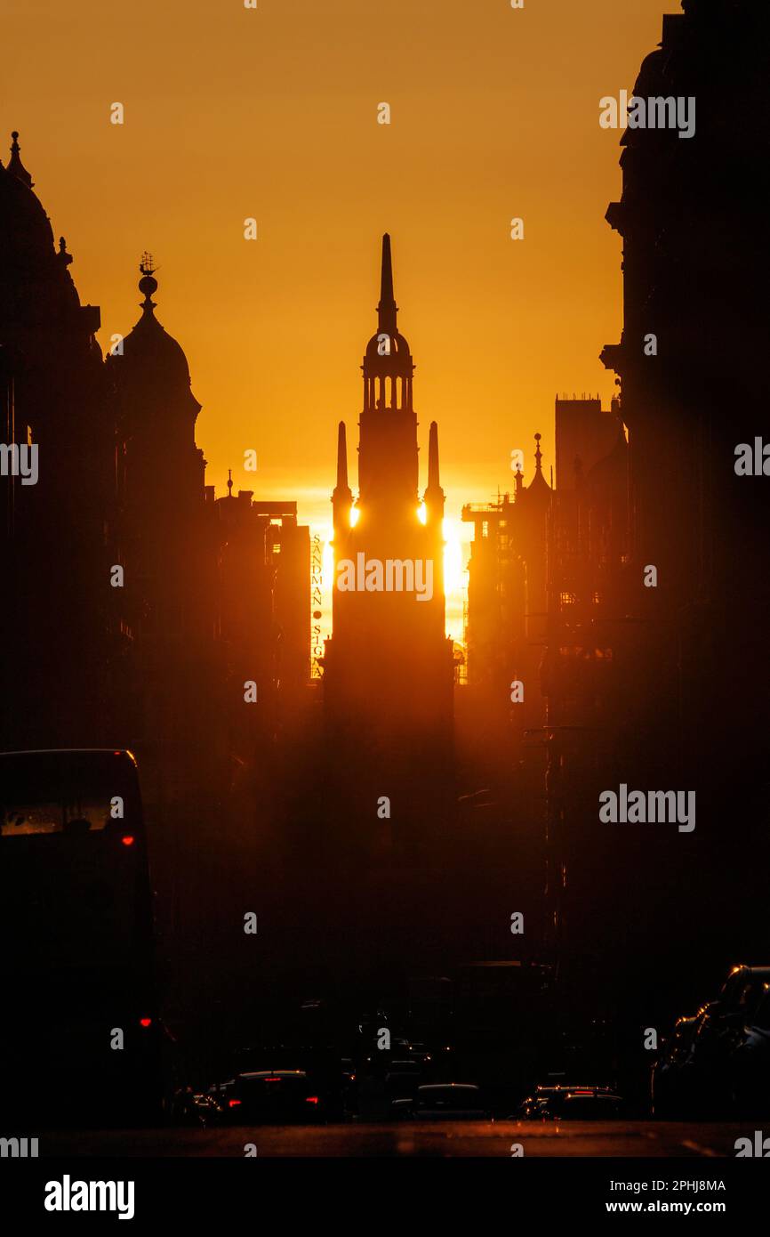Glassgowhenge ! Depuis la jonction des rues High, George & Duke le 8th avril, le soleil se couche derrière le Tron de St George, au cœur de Glasgow. Banque D'Images