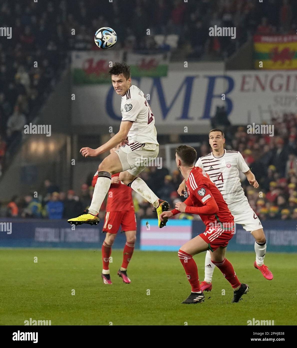 Cardiff, pays de Galles, 28, mars 2023, Roberts Uldrikis (Lettonie) saute pour le ballon lors de l'UEFA European Qualificaers 2024 pays de Galles contre Lettonie, Credit:, Graham Glendinning,/ Alamy Live News final Score: 1 - 0 Banque D'Images