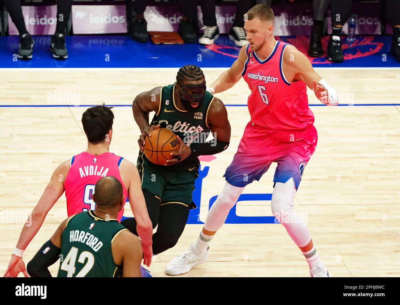 Washington, États-Unis. 28th avril 2023. WASHINGTON, DC - MARS 28: Le garde des Celtics de Boston Jaylen Brown (7) passe devant le centre des Wizards de Washington Kristaps Porzingis (6) lors d'un match NBA entre les Wizards de Washington et les Celtics de Boston, sur 28 mars 2023, à la Capital One Arena, à Washington, DC. (Photo de Tony Quinn/SipaUSA) crédit: SIPA USA/Alay Live News Banque D'Images