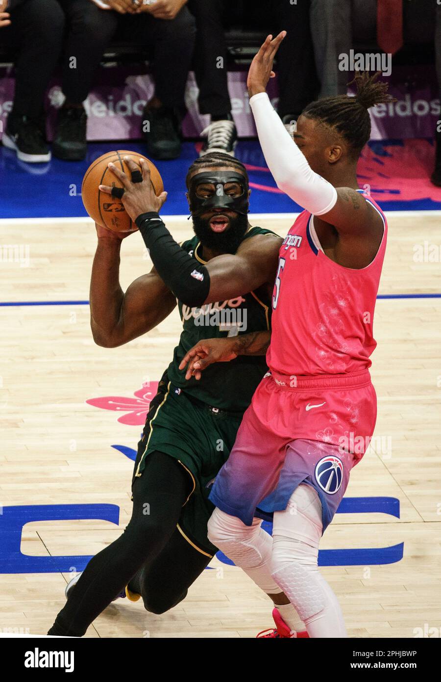 Washington, États-Unis. 28th avril 2023. WASHINGTON, DC - MARS 28: Le garde des Celtics de Boston Jaylen Brown (7) pousse dans le garde des Wizards de Washington Delon Wright (55) lors d'un match NBA entre les Wizards de Washington et les Celtics de Boston, sur 28 mars 2023, à la Capital One Arena, à Washington, DC. (Photo de Tony Quinn/SipaUSA) crédit: SIPA USA/Alay Live News Banque D'Images