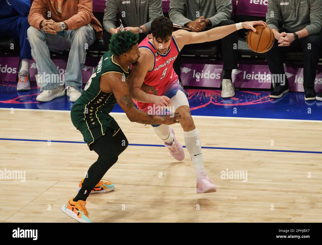 Washington, États-Unis. 28th avril 2023. WASHINGTON, DC - MARS 28: Boston Celtics garde Marcus Smart (36) défend contre Washington Wizards avant Deni Avdija (9) lors d'un match NBA entre les Washington Wizards et les Boston Celtics, on 28 mars 2023, à la Capital One Arena, à Washington, DC. (Photo de Tony Quinn/SipaUSA) crédit: SIPA USA/Alay Live News Banque D'Images