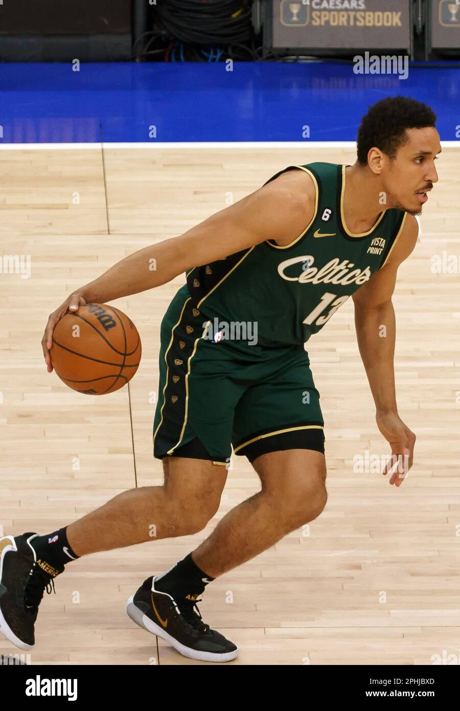 Washington, États-Unis. 28th avril 2023. WASHINGTON, DC - MARS 28: Boston Celtics garde Malcolm Brogdon (13) sur l'attaque lors d'un match NBA entre les Washington Wizards et les Boston Celtics, sur 28 mars 2023, à la Capital One Arena, à Washington, DC. (Photo de Tony Quinn/SipaUSA) crédit: SIPA USA/Alay Live News Banque D'Images