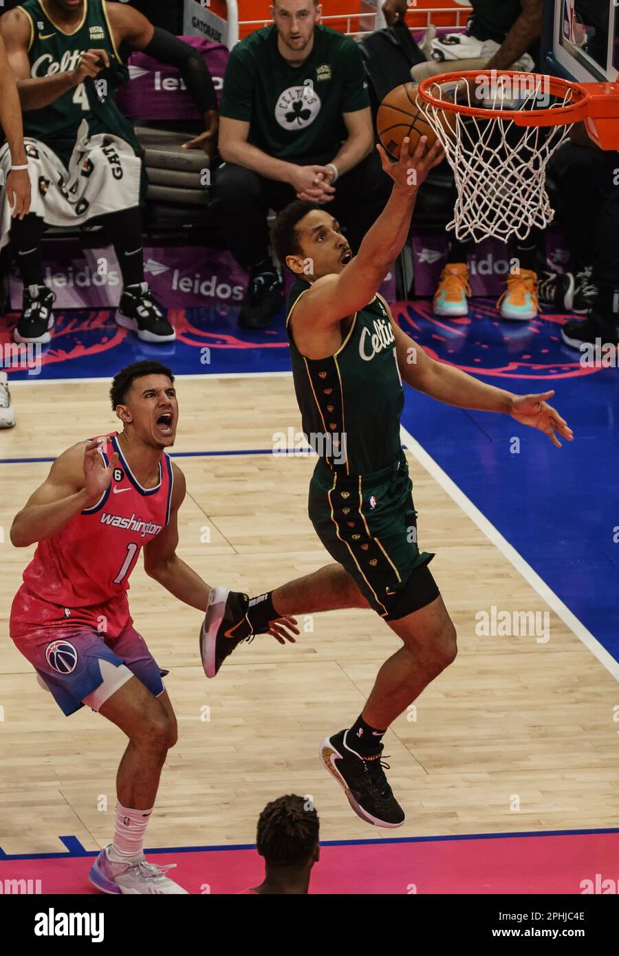 Washington, États-Unis. 28th avril 2023. WASHINGTON, DC - MARS 28: Boston Celtics garde Malcolm Brogdon (13) pour un score lors d'un match NBA entre les Washington Wizards et les Boston Celtics, on 28 mars 2023, à la Capital One Arena, à Washington, DC. (Photo de Tony Quinn/SipaUSA) crédit: SIPA USA/Alay Live News Banque D'Images