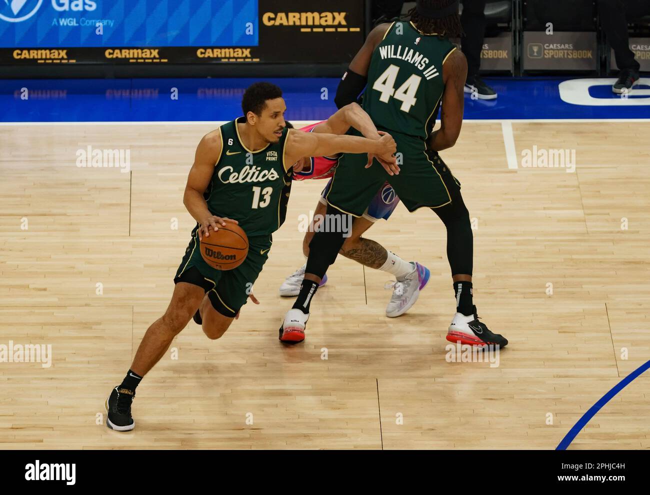 Washington, États-Unis. 28th avril 2023. WASHINGTON, DC - MARS 28: Boston Celtics garde Malcolm Brogdon (13) dribbles après un bloc par centre Robert Williams III (44) lors d'un match NBA entre les Washington Wizards et les Boston Celtics, on 28 mars 2023, à la Capital One Arena, à Washington, DC. (Photo de Tony Quinn/SipaUSA) crédit: SIPA USA/Alay Live News Banque D'Images