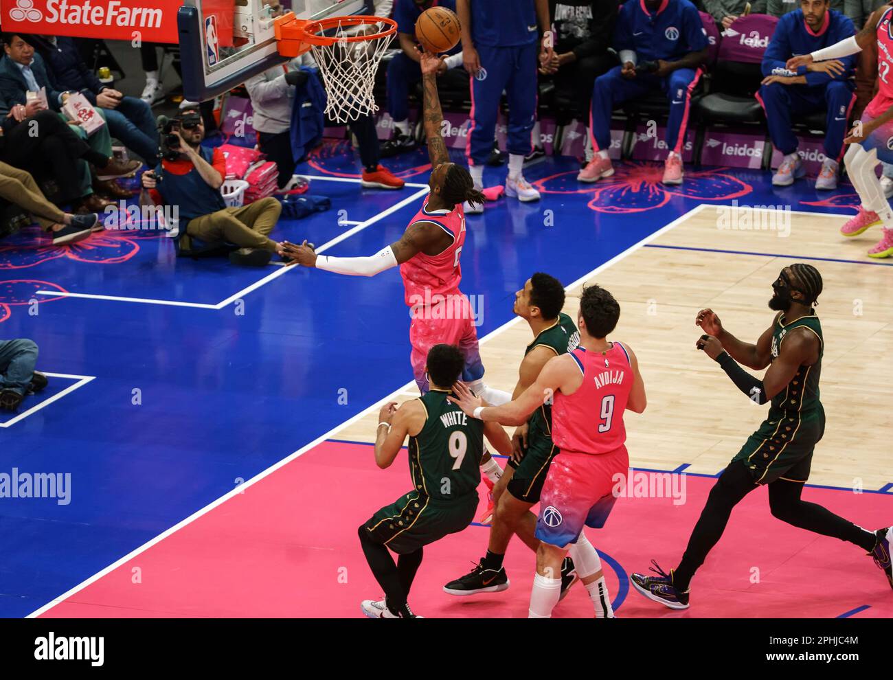 Washington, États-Unis. 28th avril 2023. WASHINGTON, DC - MARS 28: Le garde des Wizards de Washington Delon Wright (55) va pour un score lors d'un match NBA entre les Wizards de Washington et les Celtics de Boston, sur 28 mars 2023, à la Capital One Arena, à Washington, DC. (Photo de Tony Quinn/SipaUSA) crédit: SIPA USA/Alay Live News Banque D'Images