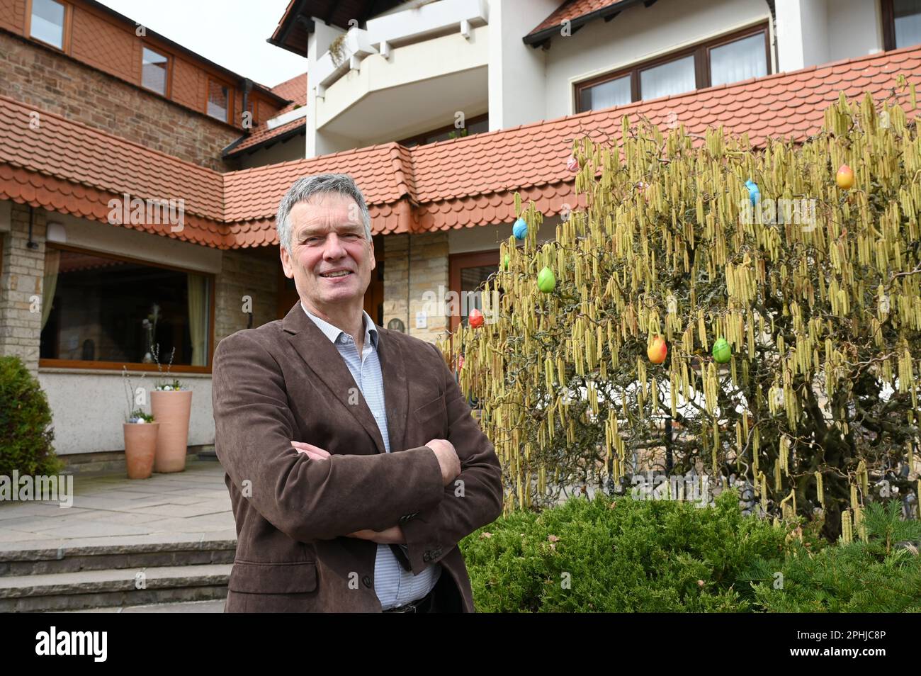 Waldeck, Allemagne. 22nd mars 2023. Christian Gerlach, propriétaire de l'hôtel Werbetal dans le quartier de Nieder-Werbe, se trouve en face de l'entrée de l'hôtel. Même avant la pandémie de Corona, le propriétaire et sa famille ont équipé les 28 chambres de son hôtel de tablettes et de téléviseurs avec accès Internet. Les réservations au restaurant sont donc possibles à tout moment, et il y a aussi un réseau WLAN stable sur la terrasse. (Pour dpa, « les hôtels et les restaurants de Hesse sont-ils laissés de côté numériquement ? ») Credit: Uwe Zucchi/dpa/Alay Live News Banque D'Images