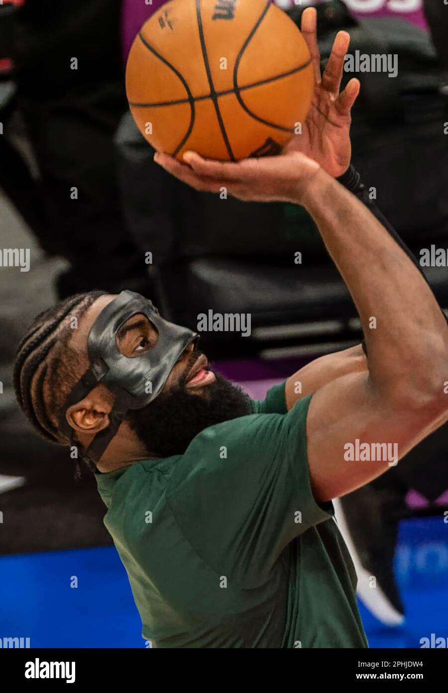 Washington, États-Unis. 28th avril 2023. WASHINGTON, DC - 28 MARS : le garde des Boston Celtics Jaylen Brown (7) se réchauffe avant un match de la NBA entre les Washington Wizards et les Boston Celtics, sur 28 mars 2023, à la Capital One Arena, à Washington, DC. (Photo de Tony Quinn/SipaUSA) crédit: SIPA USA/Alay Live News Banque D'Images