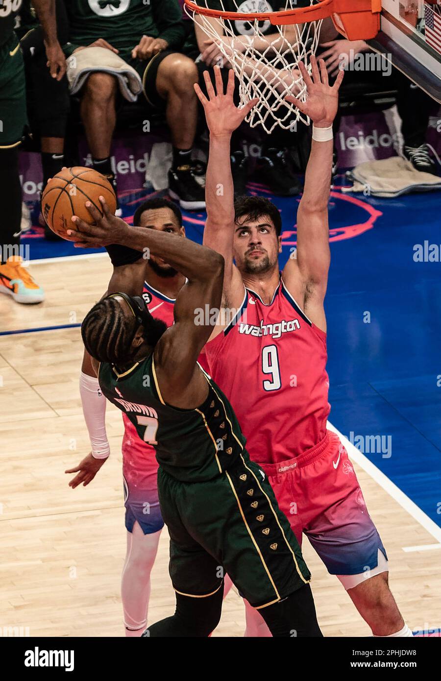 Washington, États-Unis. 28th avril 2023. WASHINGTON, DC - MARS 28: Washington Wizards Forward Deni Avdija (9) défend sur une tentative par le garde de Boston Celtics Jaylen Brown (7) lors d'un match NBA entre les Washington Wizards et les Boston Celtics, on 28 mars 2023, à la Capital One Arena, à Washington, DC. (Photo de Tony Quinn/SipaUSA) crédit: SIPA USA/Alay Live News Banque D'Images