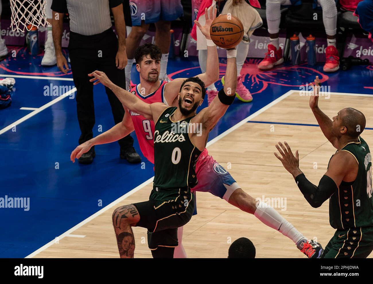 Washington, États-Unis. 28th avril 2023. WASHINGTON, DC - MARS 28: Les Celtics de Boston avance Jayson Tatum (0) et les Wizards de Washington avance Deni Avdija (9) clash lors d'un match NBA entre les Wizards de Washington et les Celtics de Boston, sur 28 mars 2023, à la Capital One Arena, à Washington, DC. (Photo de Tony Quinn/SipaUSA) crédit: SIPA USA/Alay Live News Banque D'Images