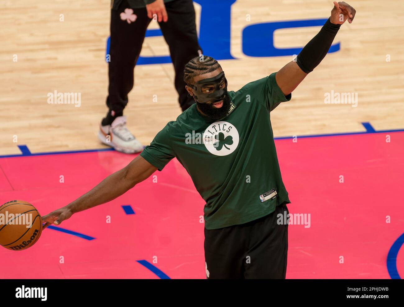 Washington, États-Unis. 28th avril 2023. WASHINGTON, DC - 28 MARS : le garde des Boston Celtics Jaylen Brown (7) se réchauffe avant un match de la NBA entre les Washington Wizards et les Boston Celtics, sur 28 mars 2023, à la Capital One Arena, à Washington, DC. (Photo de Tony Quinn/SipaUSA) crédit: SIPA USA/Alay Live News Banque D'Images