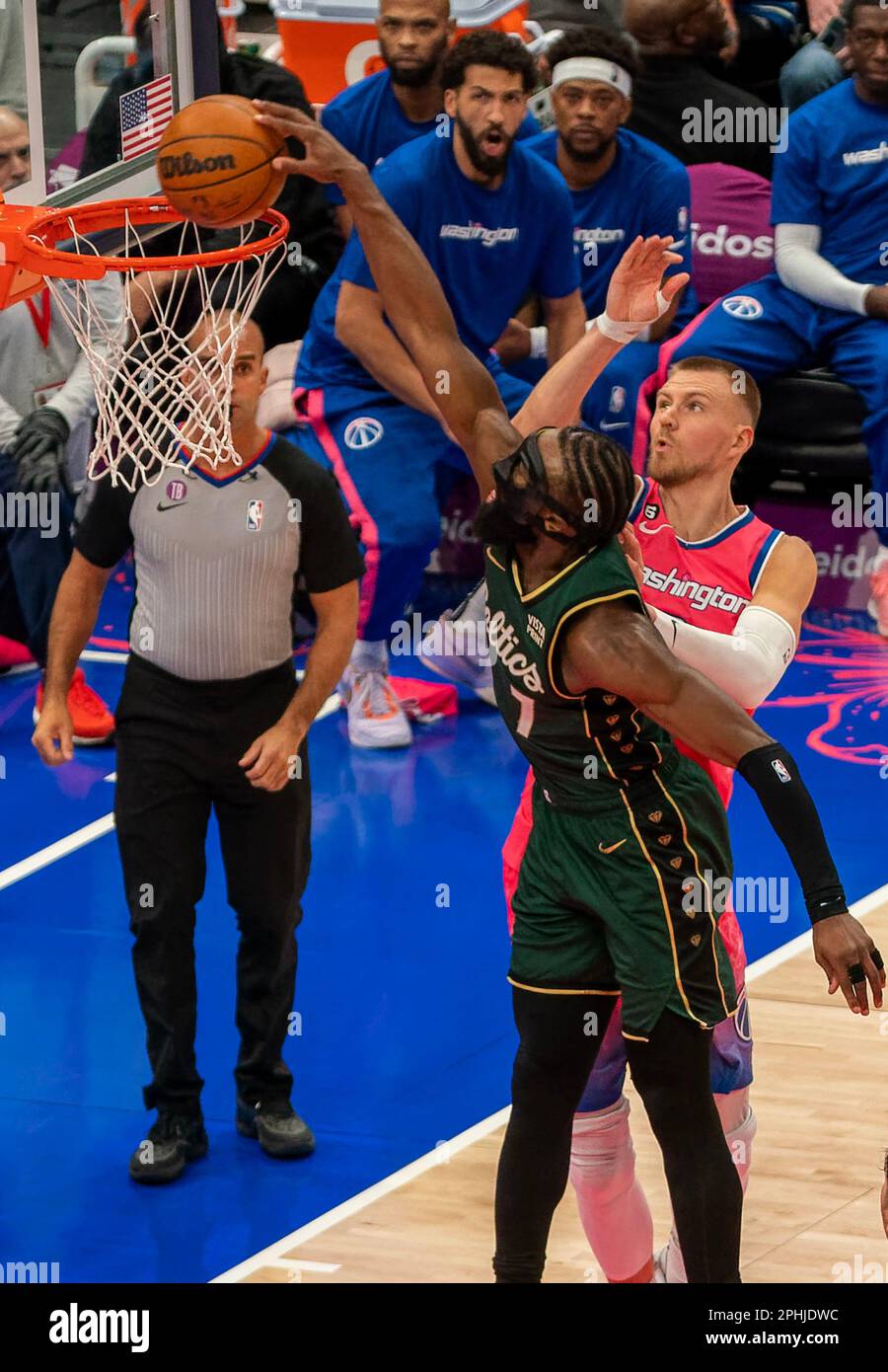 Washington, États-Unis. 28th avril 2023. WASHINGTON, DC - MARS 28: Le garde des Celtics de Boston Jaylen Brown (7) tire au-delà du centre des Wizards de Washington Kristaps Porzingis (6) lors d'un match NBA entre les Wizards de Washington et les Celtics de Boston, sur 28 mars 2023, à la Capital One Arena, à Washington, DC. (Photo de Tony Quinn/SipaUSA) crédit: SIPA USA/Alay Live News Banque D'Images
