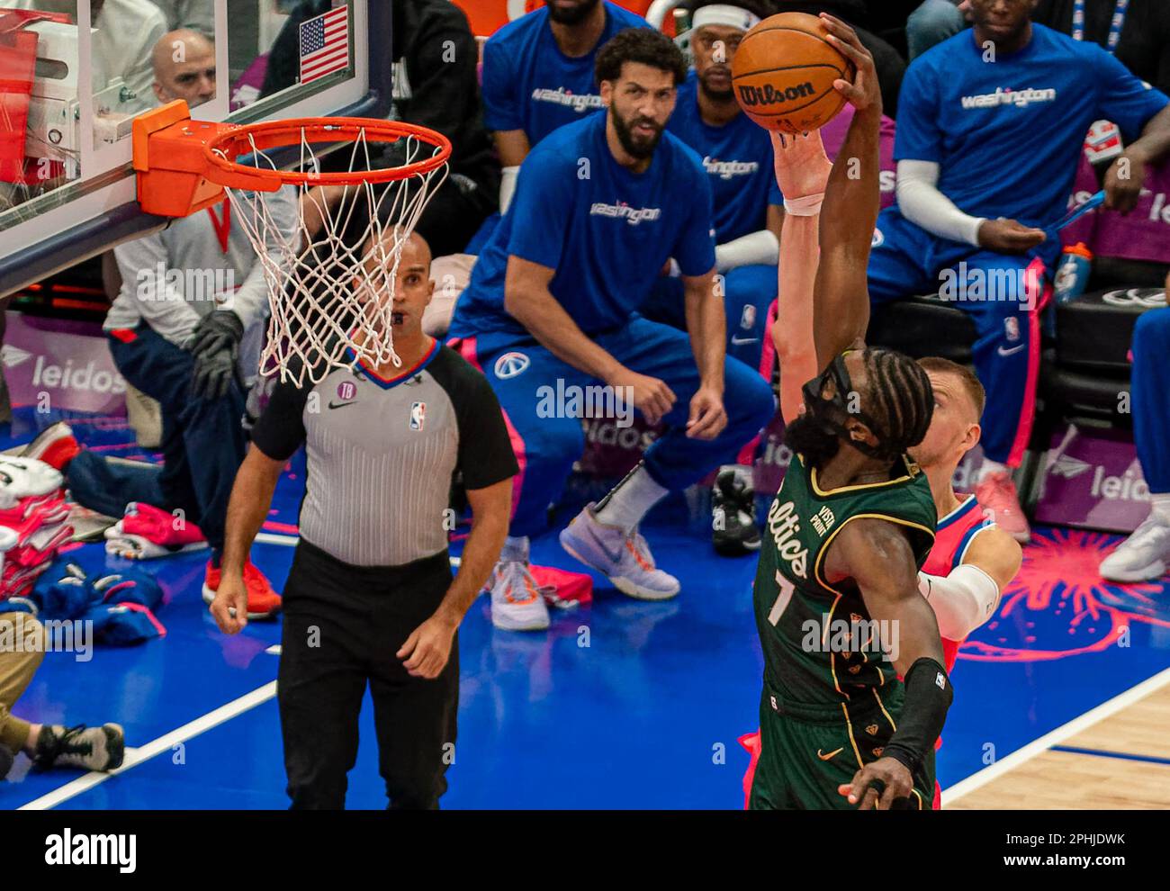 Washington, États-Unis. 28th avril 2023. WASHINGTON, DC - MARS 28: Le garde des Celtics de Boston Jaylen Brown (7) tire au-delà du centre des Wizards de Washington Kristaps Porzingis (6) lors d'un match NBA entre les Wizards de Washington et les Celtics de Boston, sur 28 mars 2023, à la Capital One Arena, à Washington, DC. (Photo de Tony Quinn/SipaUSA) crédit: SIPA USA/Alay Live News Banque D'Images